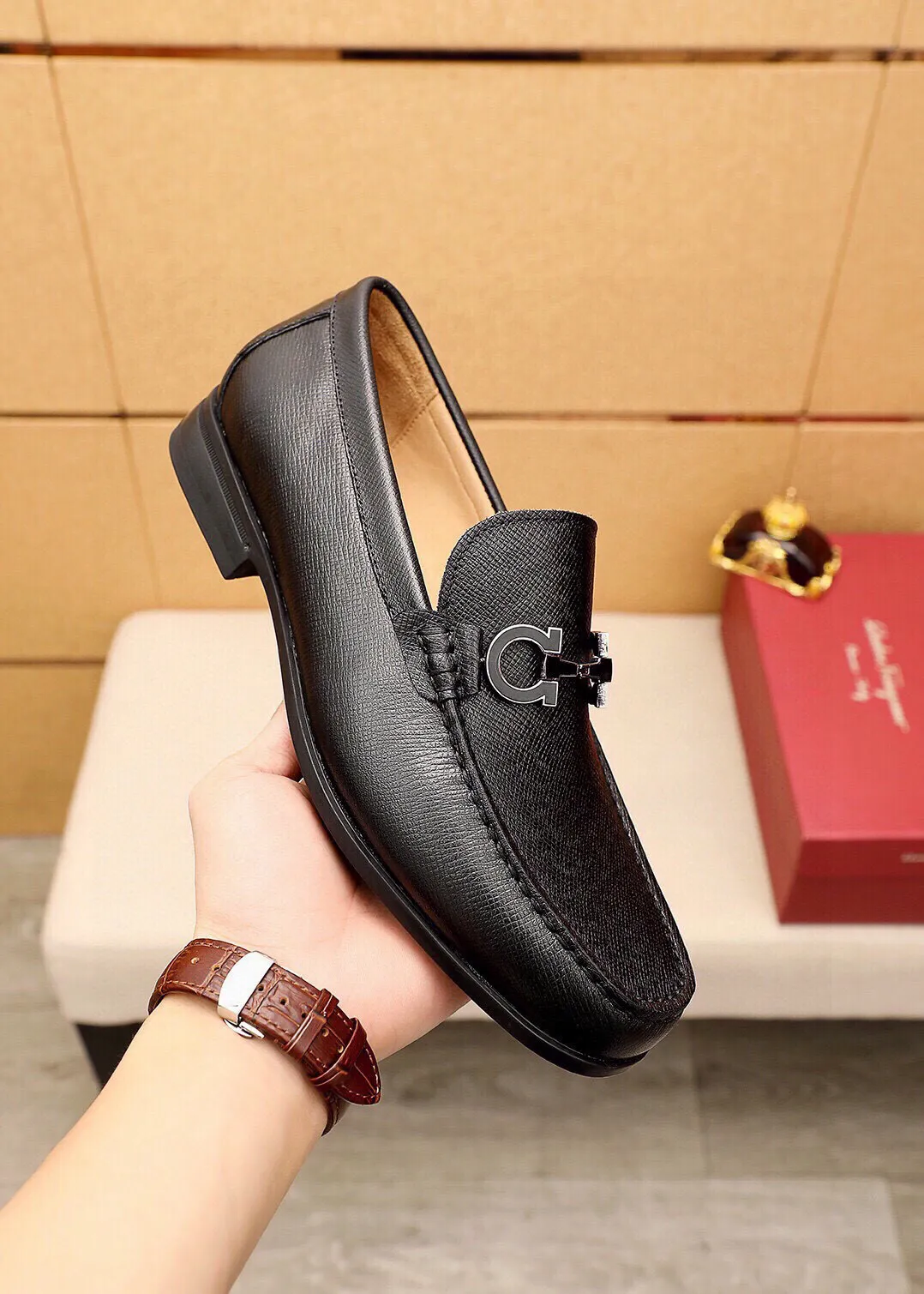 Men's shoes 💰480 💐 Product trademark: Ferragamo "Ferragamo" casual leather shoes Regular size: 38-44 (45🉑️customized) Product materials: Selected imported first-layer cross-grain cowhide leather upper + luxury hardware buckle, imported water-dyed cowhide leather lining. Strong three-dimensional visual effect, original outsole color: 4⃣️seed leather materials available